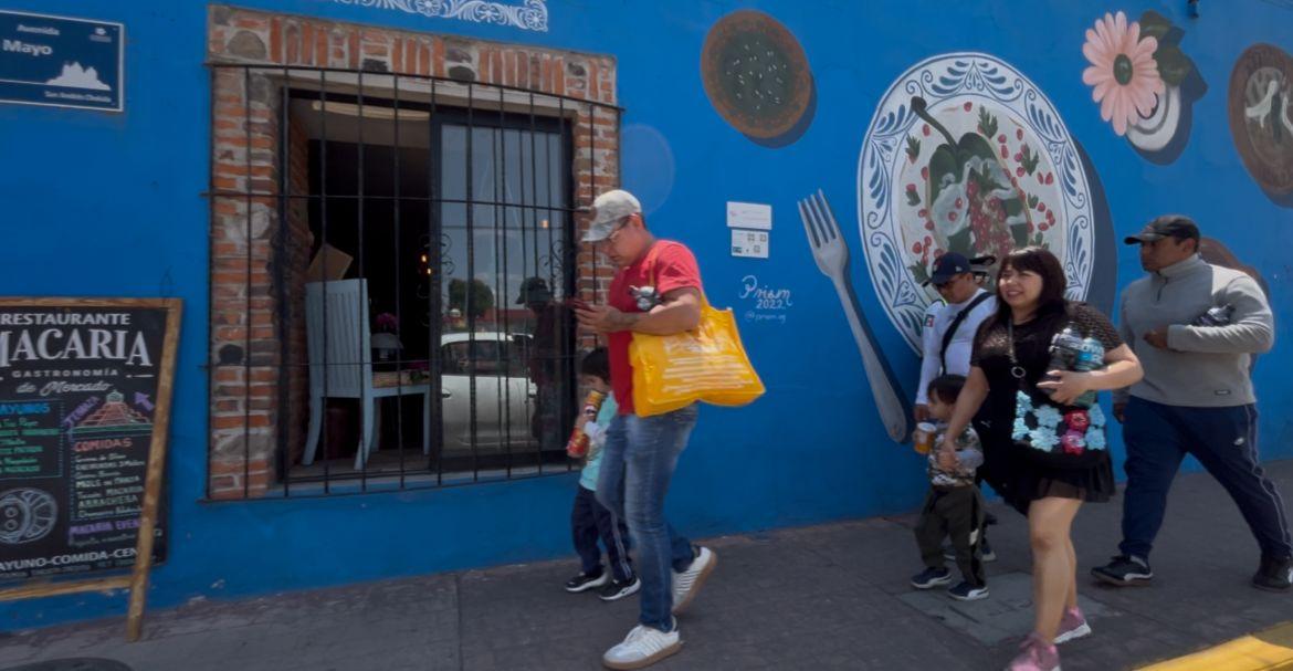 Bañistas disfrutan de balnearios en San Andrés Cholula.