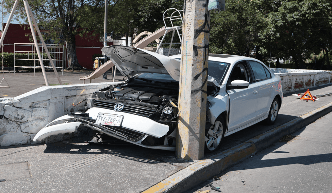 Vehículo queda prensado en la 11 Sur en la ciudad de Puebla.