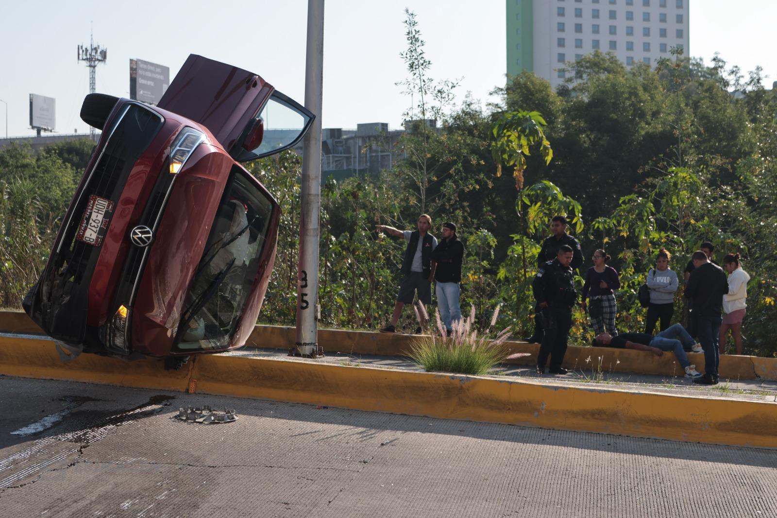 Un conductor lesionado tras volcar detrás del CIS en Puebla.