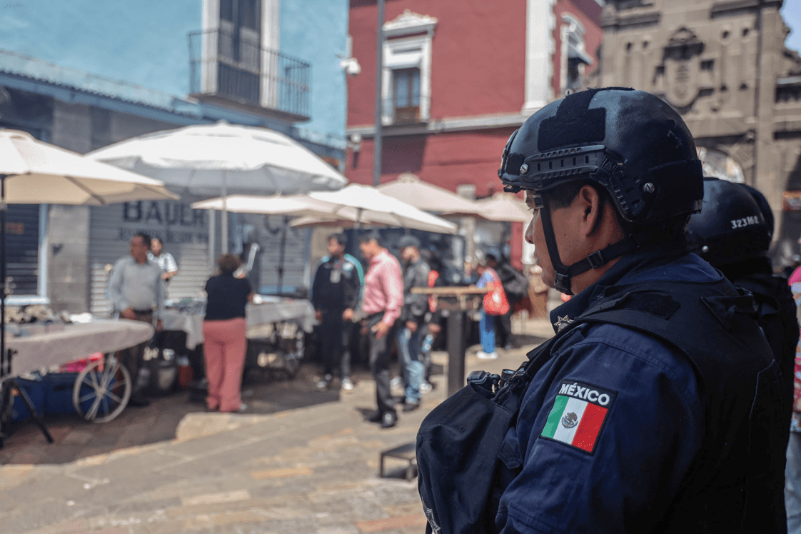 Aplican Operativo contra ambulantes en la Calle de los Dulces en Puebla.