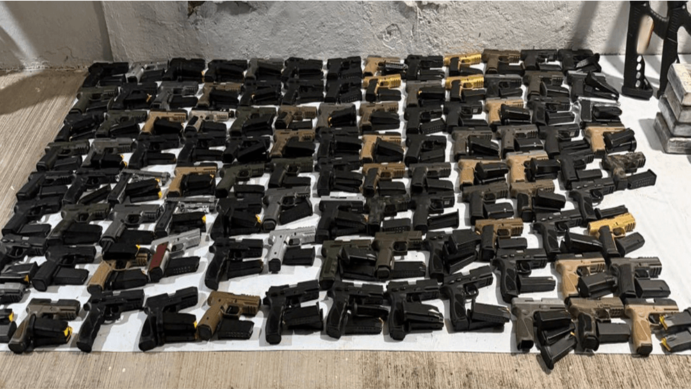 En Chiapas, aseguran un arsenal y más de media tonelada de cocaína.
