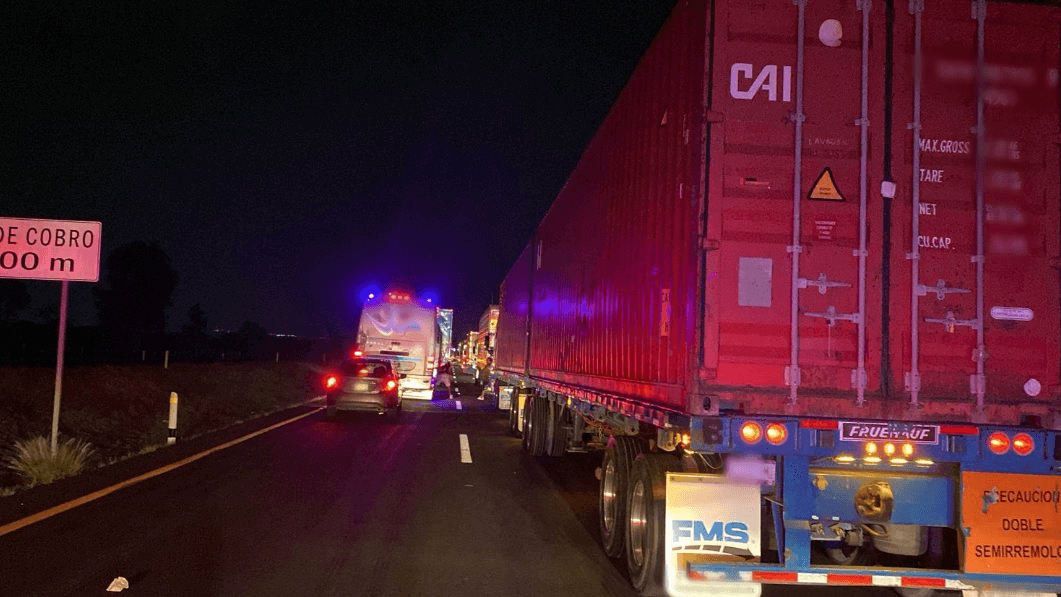 Ya van más de 24 horas que está bloqueada la Carretera 57 de Querétaro.