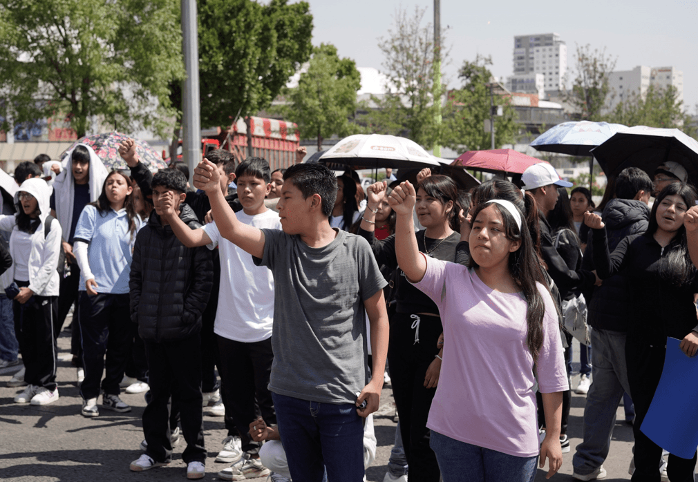Estudiantes de la FNERRR se manifestaron sobre la Vía Atlixcáyotl.