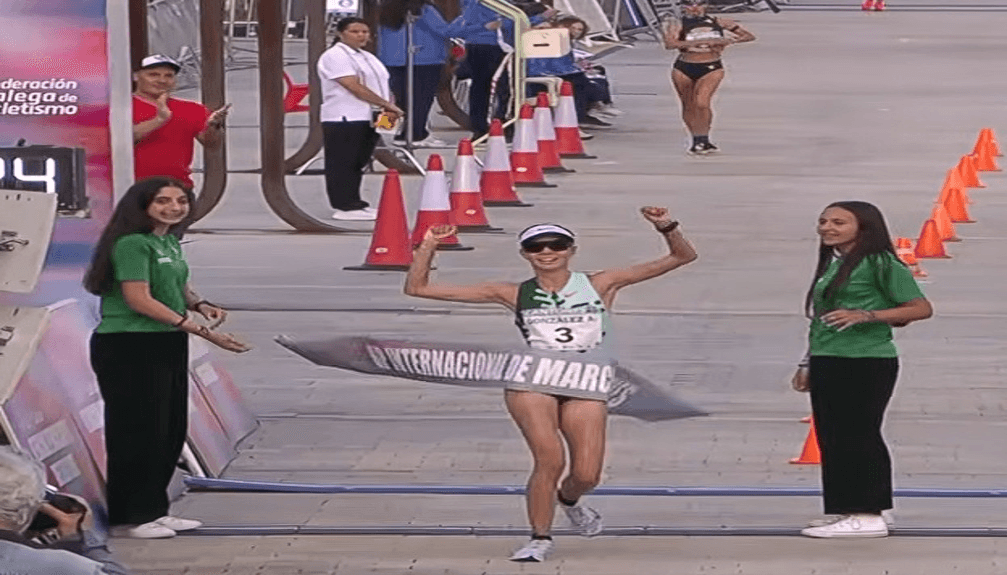 La marchista mexicana, Alegna González, en todo lo alto en La Coruña.