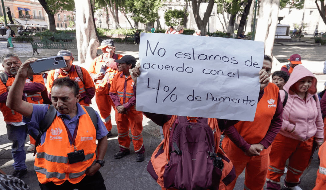 Naranjitas en Puebla se manifiestan para solicitar un aumento a su salario.