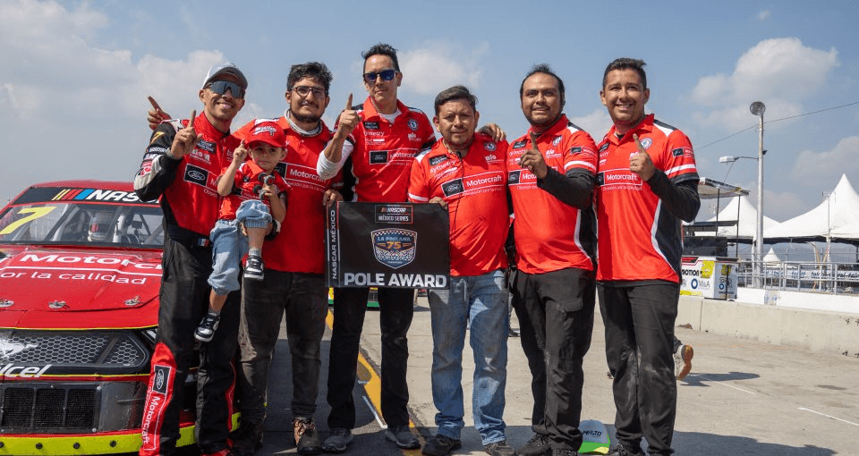 Xavi Razo se apodera de la pole en la NASCAR México en Amozoc.