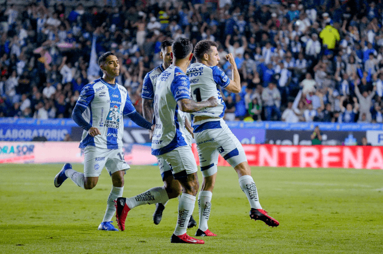 Pachuca obtiene mínima ventaja sobre Pumas.
