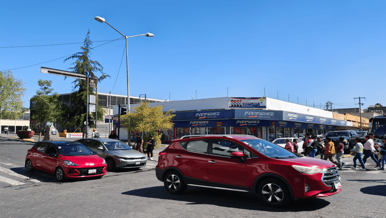 Existe tráfico en la calle 4 Poniente en Puebla por manifestación.