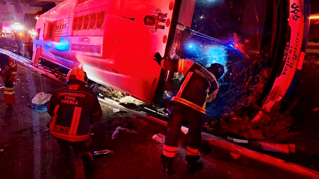 Vuelva autobús con estudiantes del Tec. de Tepexi de Rodríguez, hay 20 lesionados.