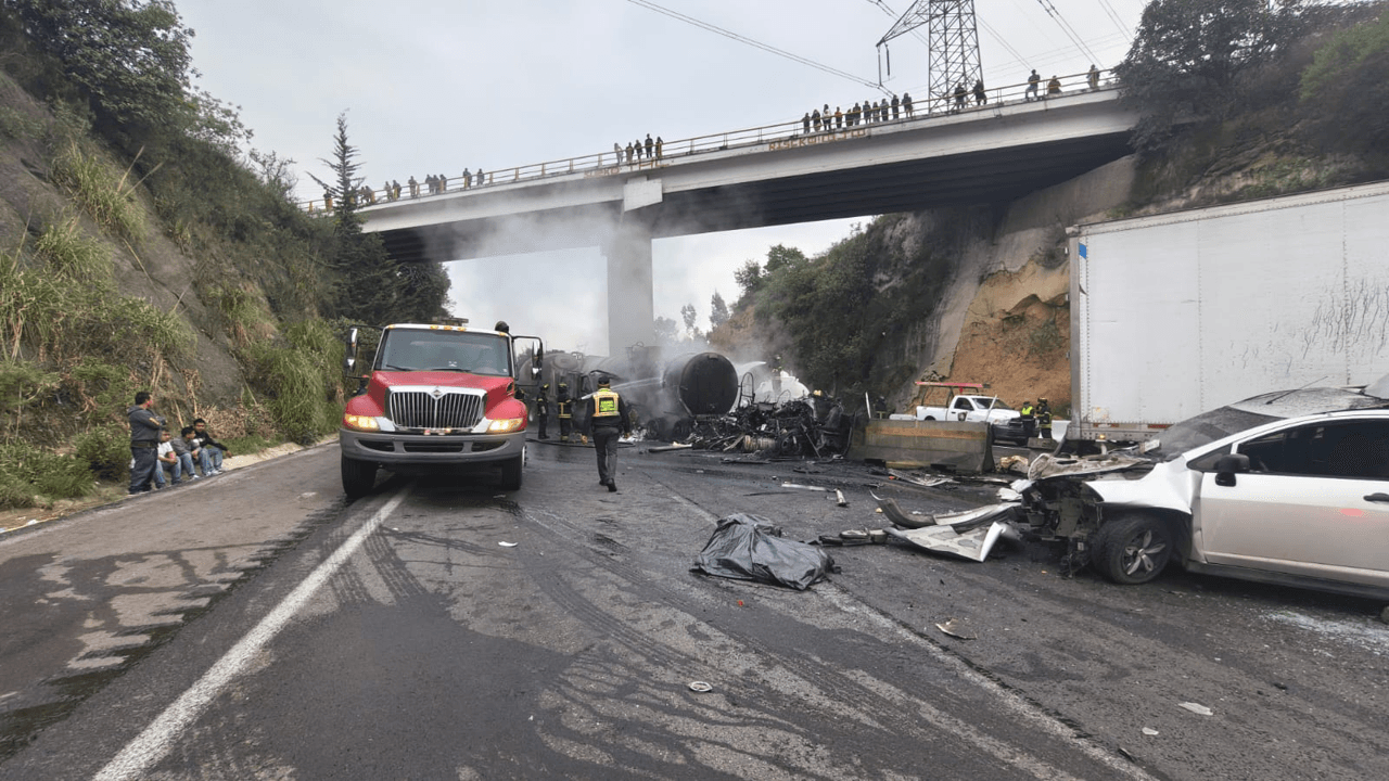 Accidente provoca cierre de la carretera Chamapa-Lechería.
