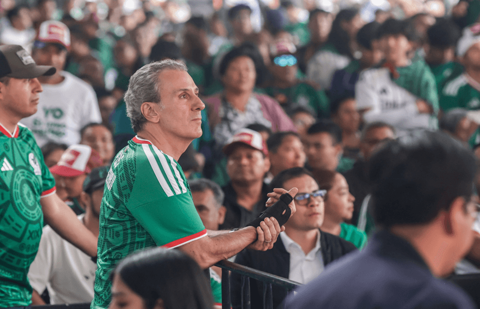 Alcalde Pepe Chedraui festeja los goles de México.