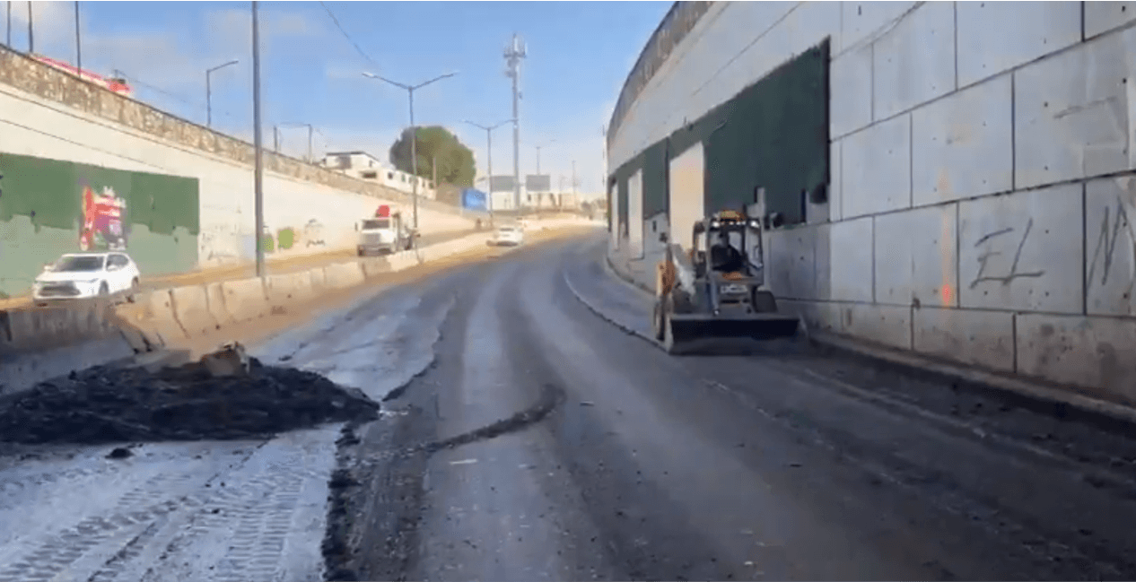 Limpia de Puebla realiza limpia en el bajo puente del bulevar 5 de Mayo.