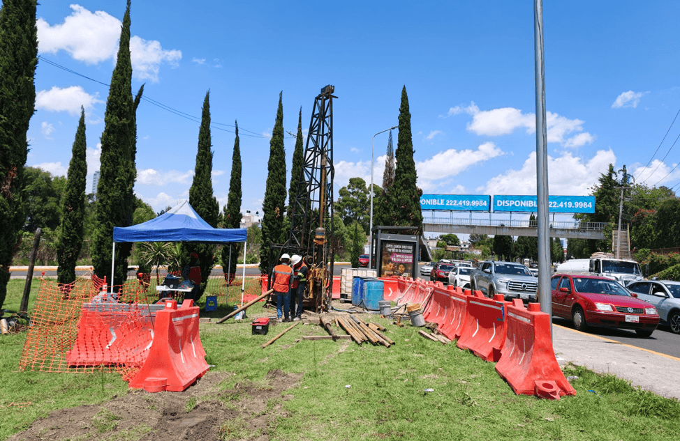 Trabajadores realizan estudios del subsuelo para la construcción del Cablebús.