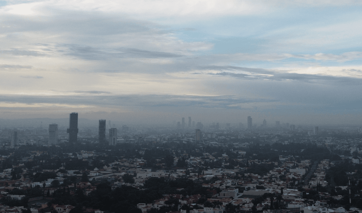 Se registra un amanecer nublado en la ciudad de Puebla.