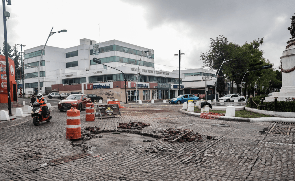Ayuntamiento de Puebla trabaja en rehabilitación de concreto en la Juárez.