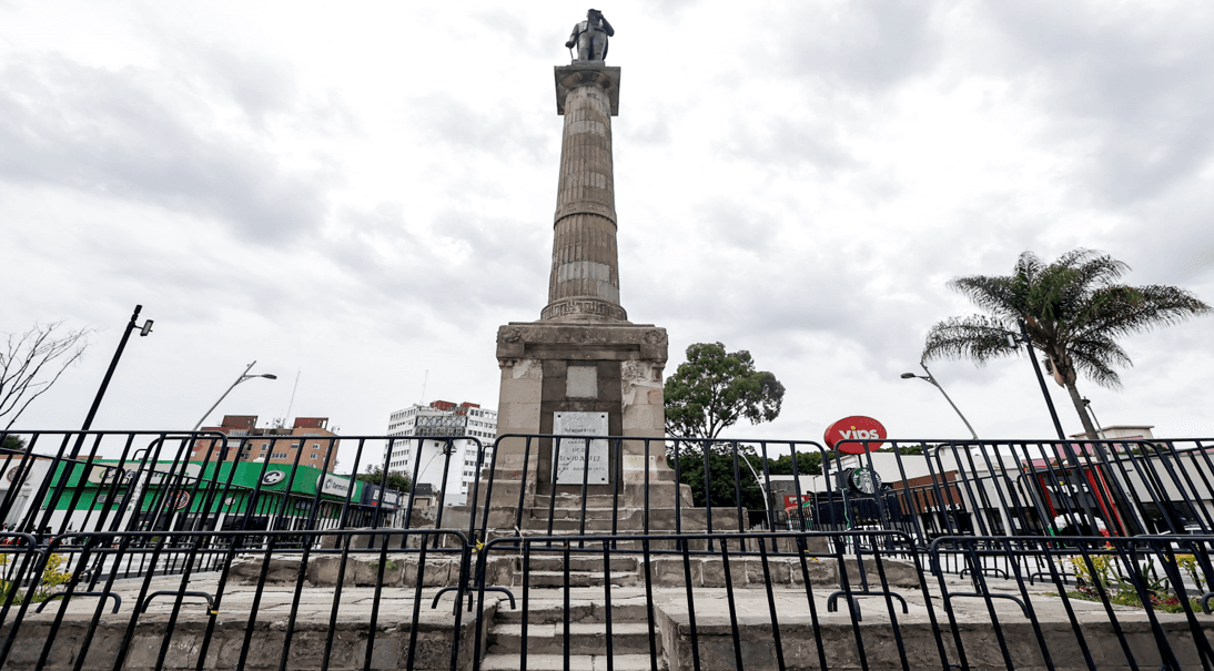 Por seguridad colocan vallas en el monumento a Benito Juárez en Puebla.