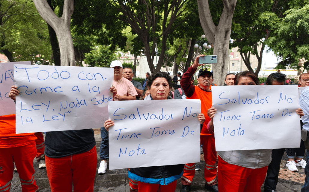 Naranjitas se manifiestan en contra de líder sindical, Salvador Pérez.