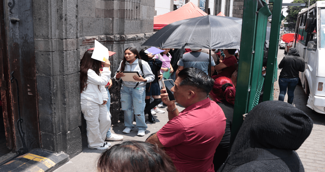 Aspirantes hacen largas filas para ingresar a la Normal de Puebla.