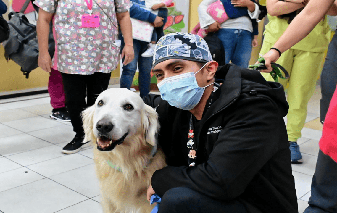 Terapias asistidas con perros fortalecen bienestar emocional de pacientes en el INP.