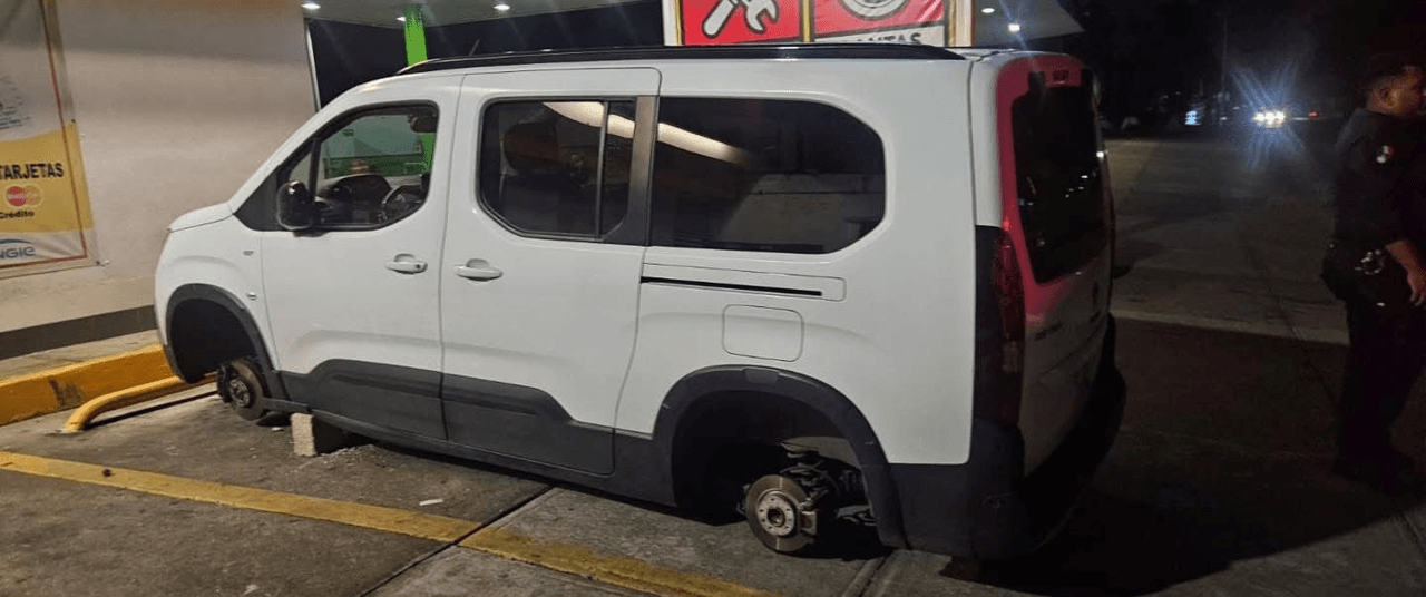 Roban llantas a camioneta en el bulevar Forjadores.