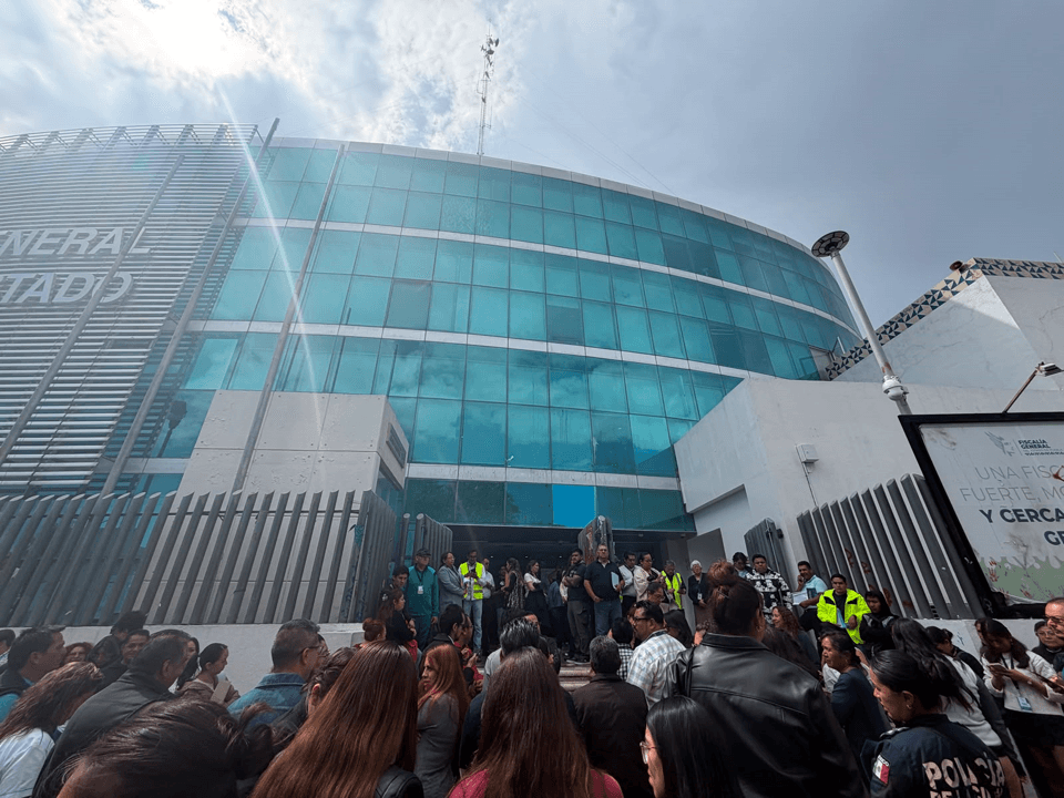 Tras sismo, autoridades estatales y municipales de Puebla revisan edificios.