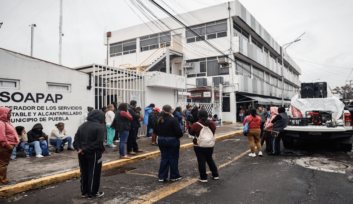 Vecinos de Antorcha Campesina toman instalaciones de Soapap Puebla.