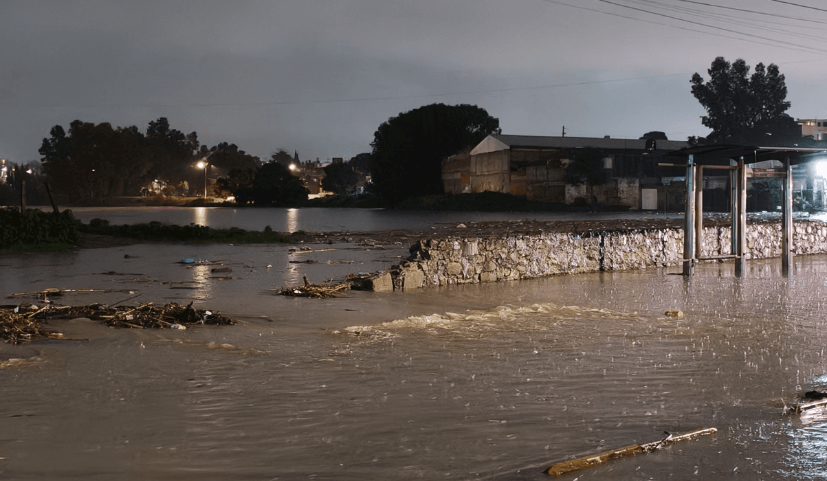 Así fue el desbordamiento el Vaso Regulador del Puente Negro.