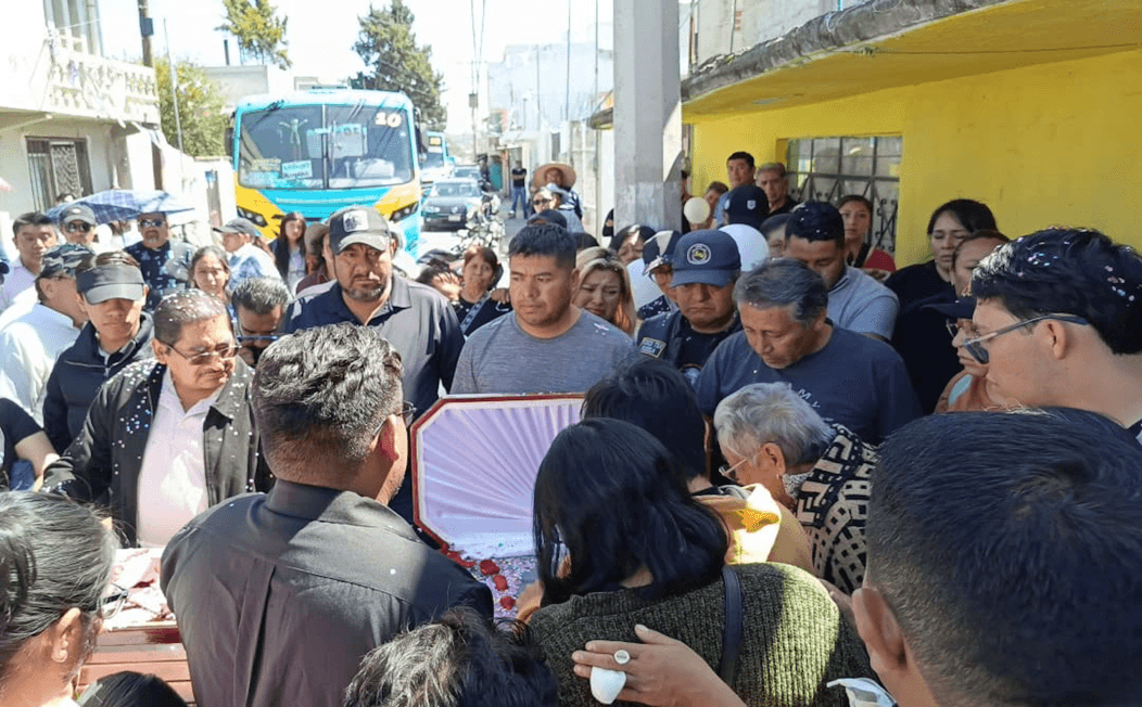 Cientos de personas en Texmelucan despiden al comunicador Josué Martínez.