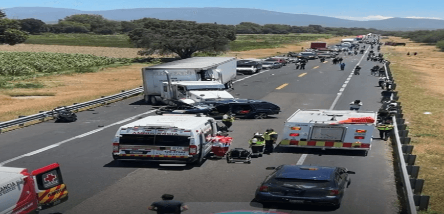 Carambola en la Autopista Cuacnopalan-Oaxaca deja nueve personas heridas.