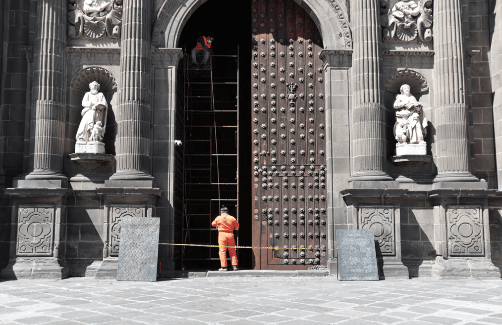 Se mantienen labores de mantenimiento en puerta de la Catedral de Puebla.