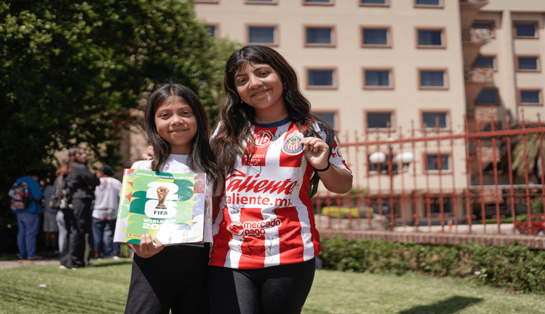 Aficionados poblanos llegan al hotel de las Chivas.