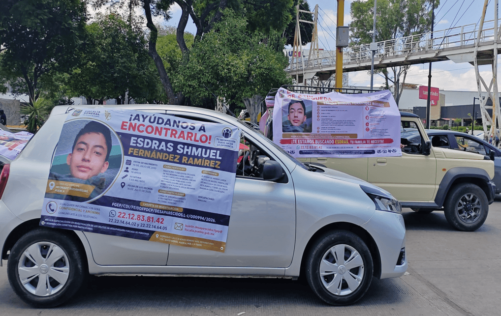 Caravana de autos en Puebla para localizar a Esdras Shmuel Fernández Ramírez.