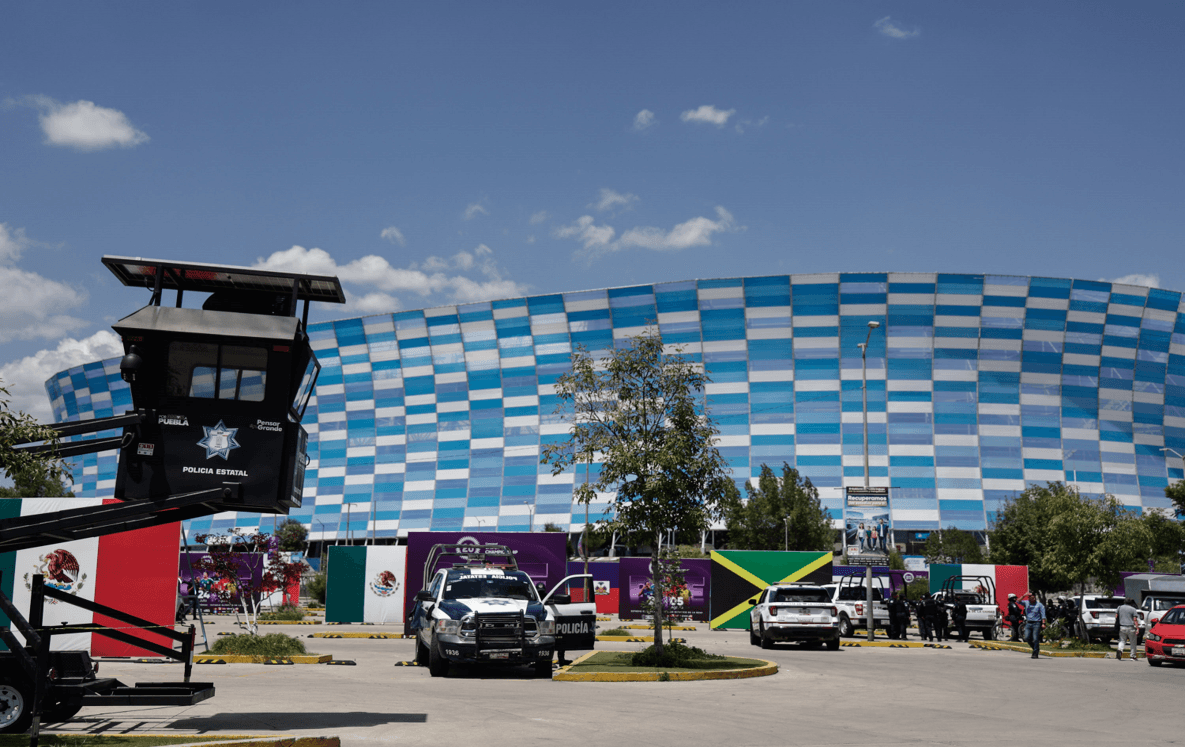 Implementan operativo de seguridad en la zona de los estadios en Puebla.