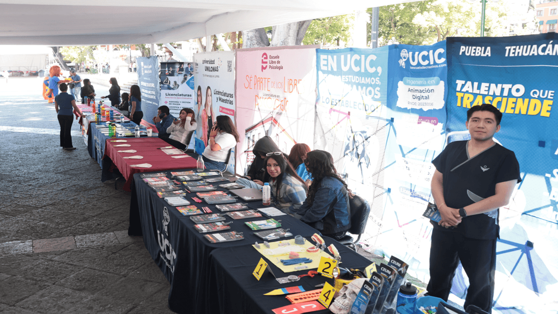 Realizan Feria de Encuentro Universitario en el Zócalo de Puebla.