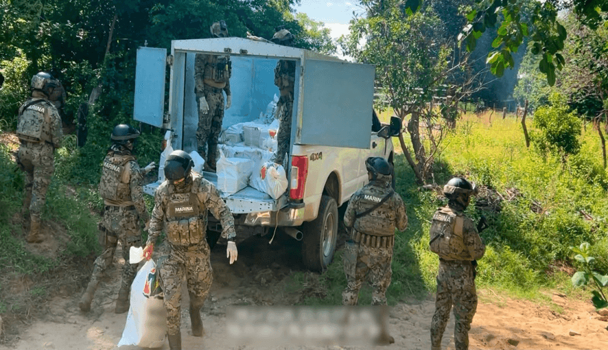 Marina asegura vehículo con más de 800 kilos de cocaína en Tonalá, Chiapas.