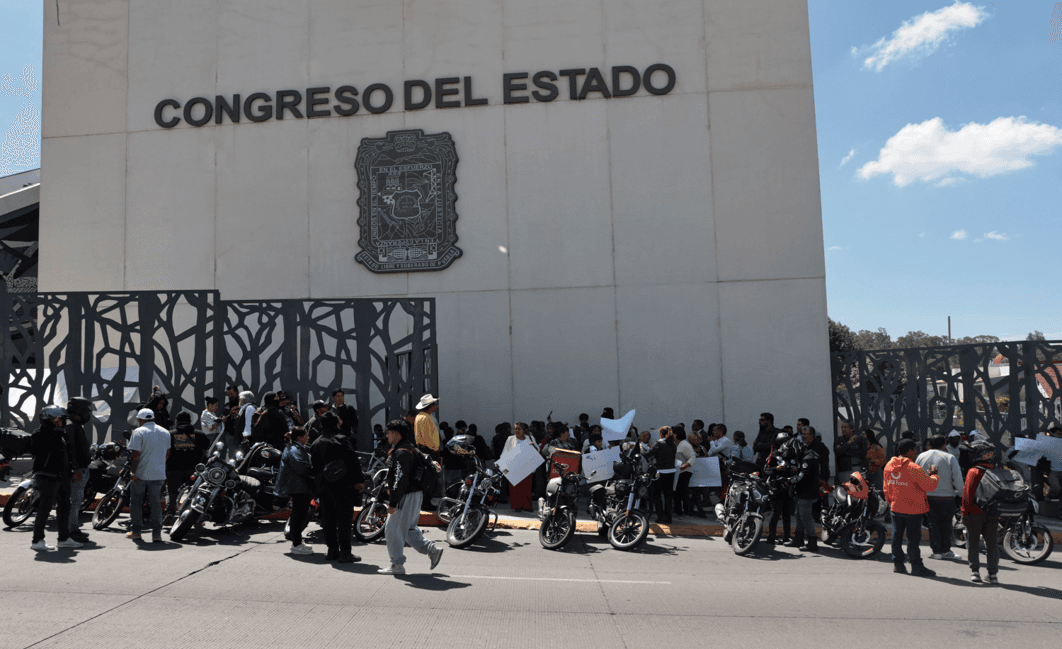 No a la Ley Casco, gritan motociclistas en el Congreso de Puebla.