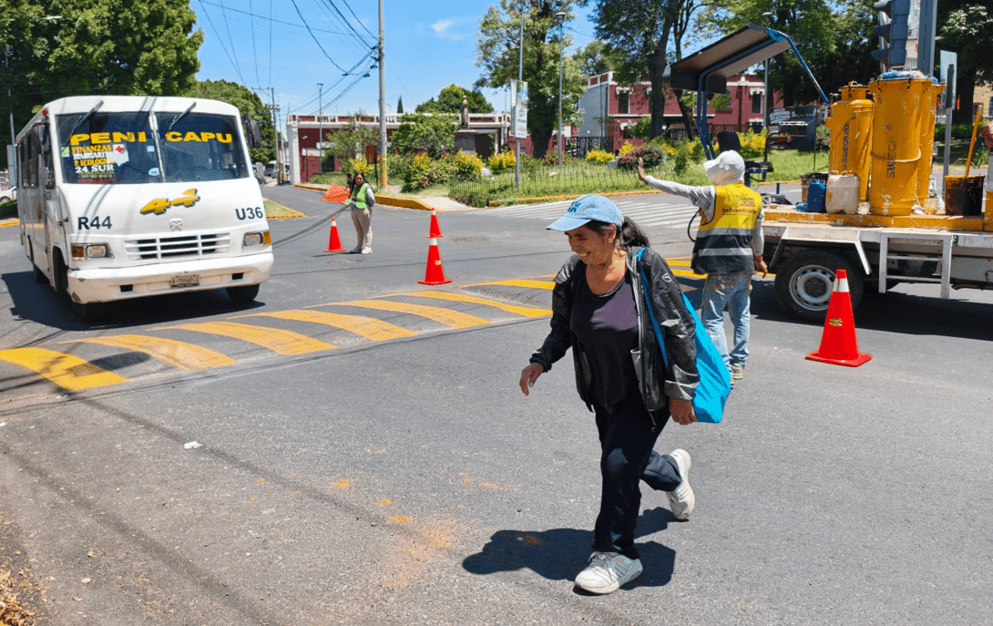 Realizan trabajos de balizamiento sobre la repavimentación de la 20 Oriente.