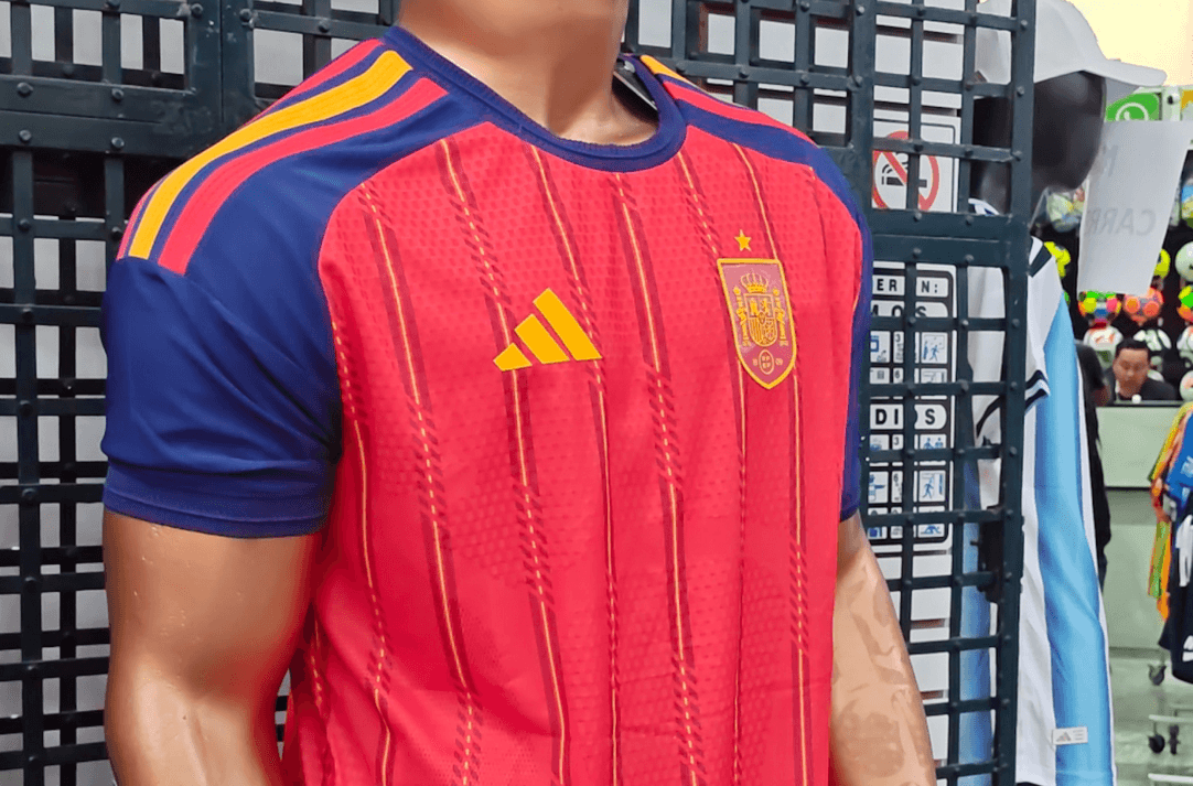 Fiebre de la Furia Roja invade tiendas deportivas en Puebla.