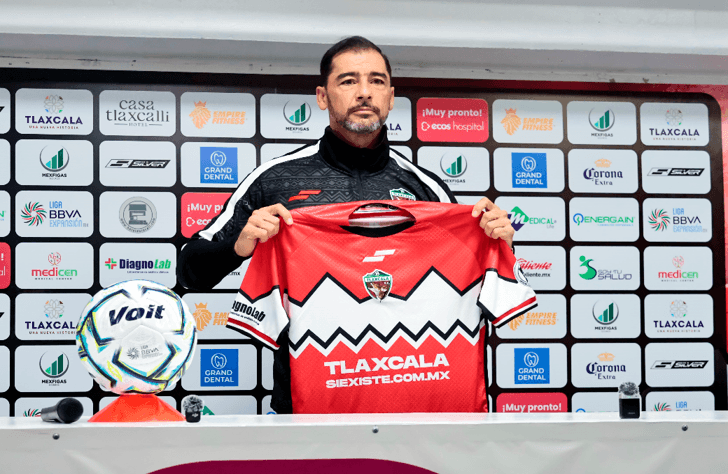 Coyotes Tlaxcala presenta a Rafael Fernández como nuevo director técnico.