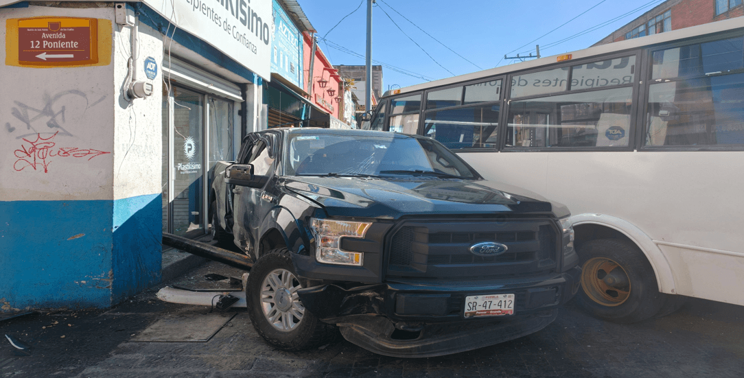 Camioneta a exceso de velocidad choca contra unidad de la Ruta 44 en Puebla.
