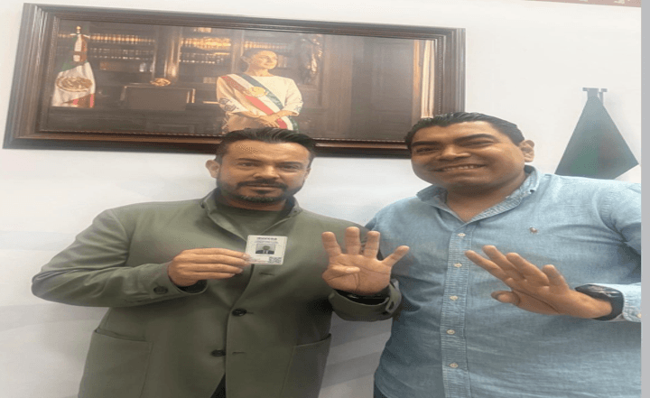Recibe José Luis García Parra credencial como militante de Morena.