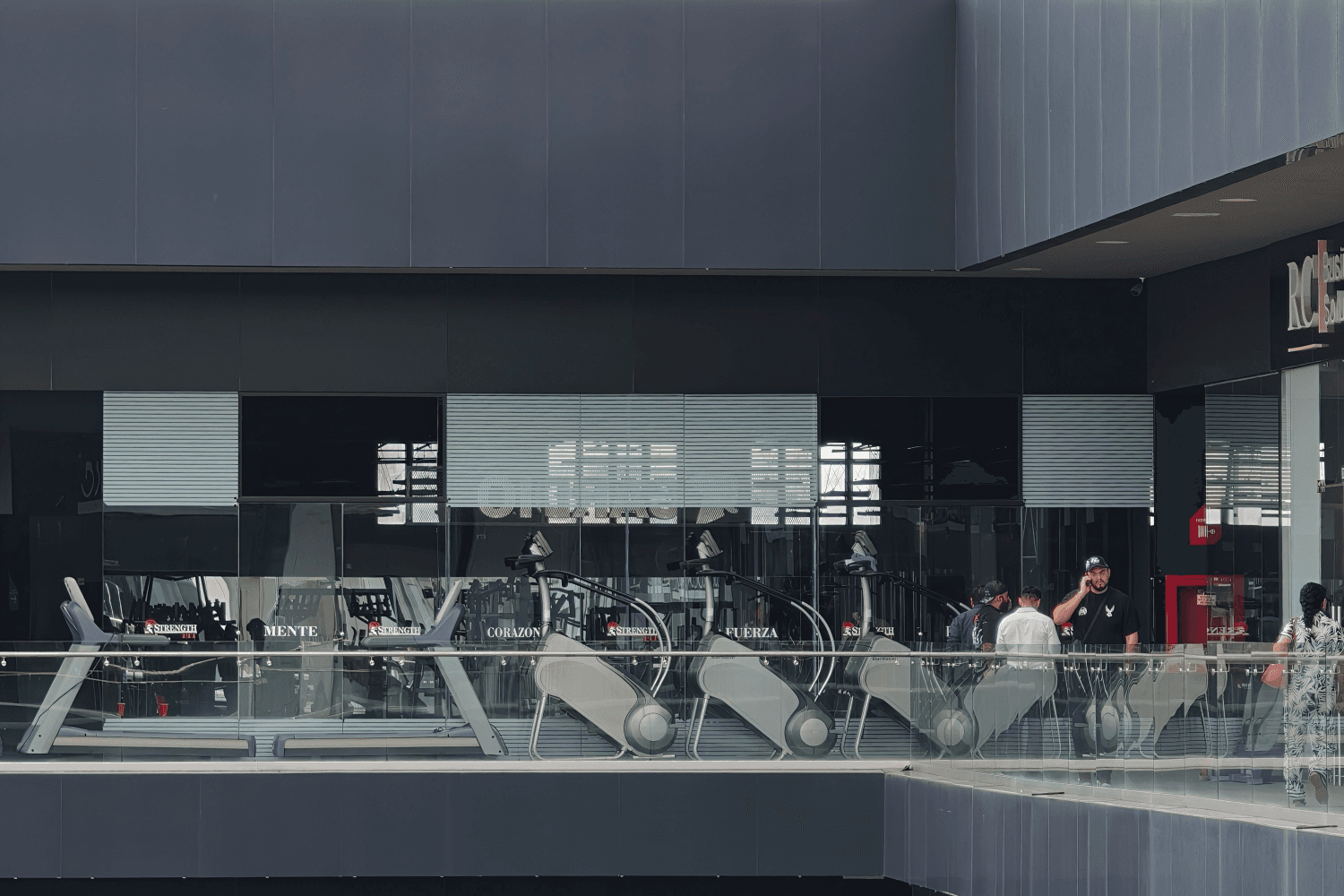 Para afuera: desalojan Gimnasio Strength Fit Fitness Plaza Kentro en San Andrés Cholula.