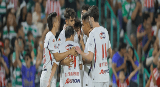 Sufrida victoria de Guadalajara ante Santos.