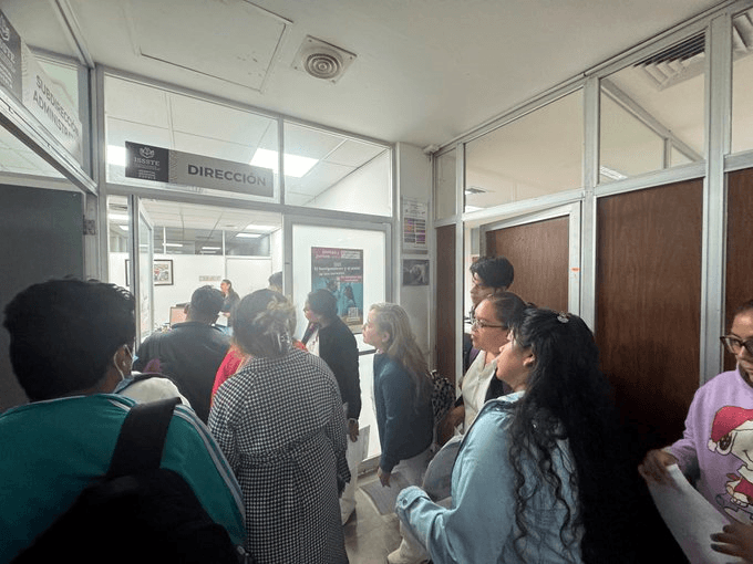 Personal eventual del ISSSTE San Manuel denuncia que lleva mes y medio sin cobrar.