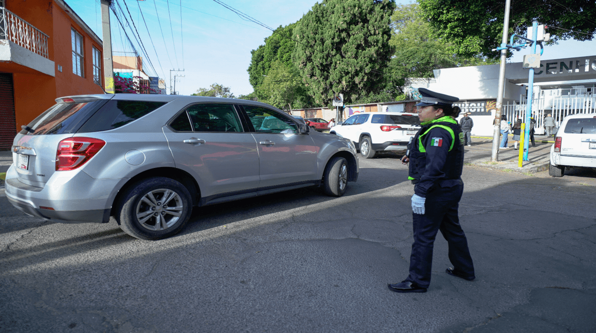 Policía Municipal de Puebla resguarda entrada de estudiantes en el regreso a clases.