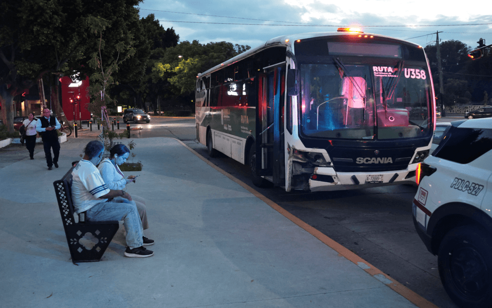 Auto choca a camión de RUTA y se da a la fuga, hay cinco lesionados.
