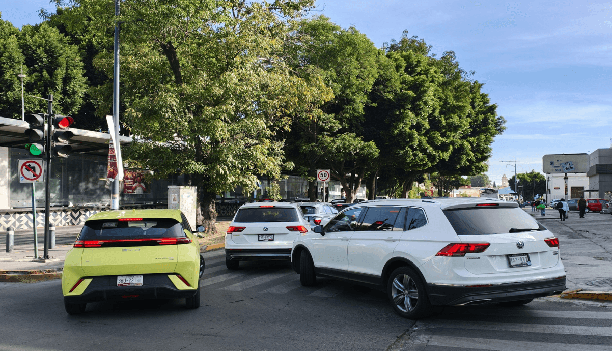Por regreso a clases, se registra intenso tráfico en bulevar 5 de Mayo.
