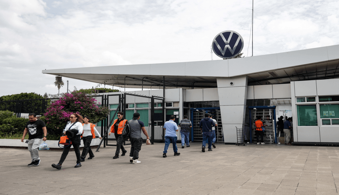 Por el momento no hay huelga, Volkswagen ofrece aumento salarial del 10%.