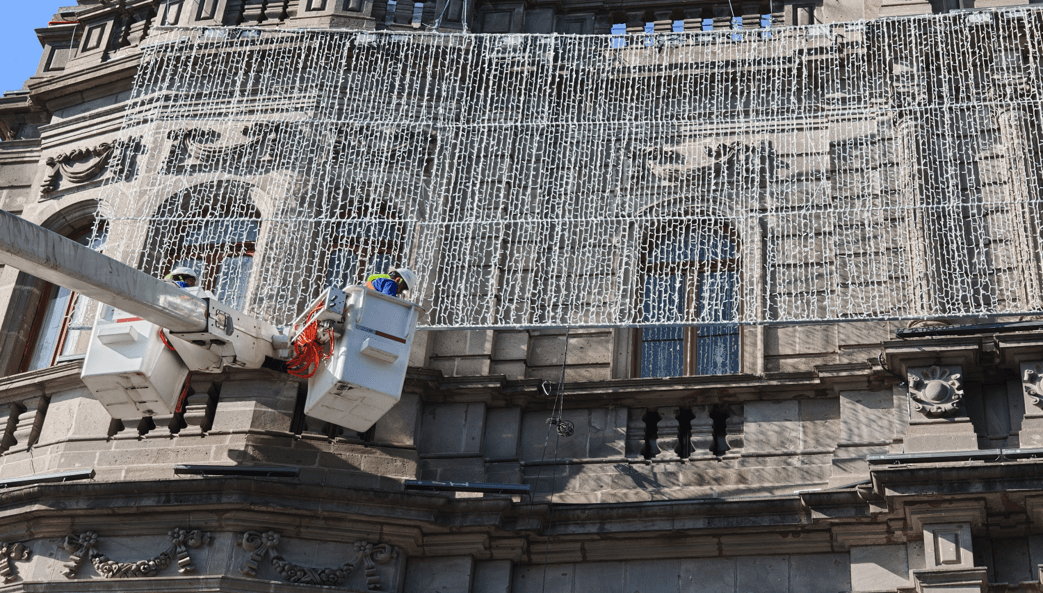 Comienzan los trabajos para instalar adornos patrios en Palacio Municipal de Puebla.