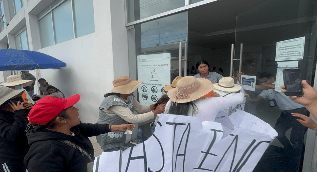 Manifestantes exigen aparición de América Pamela frente a la Fiscalía en Puebla.